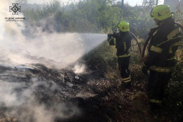 Додали роботи пожежним: на Дніпропетровщині, попри заборони, люди спалювали листя та сміття (фото)6