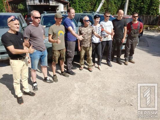 Допомога парамедикам і подарунок для відчайдушного скелелаза-захисника Олега Гринченка: литовські волонтери привезли до Кривого Рогу позашляховики Nissan та дефіцитні ліки3