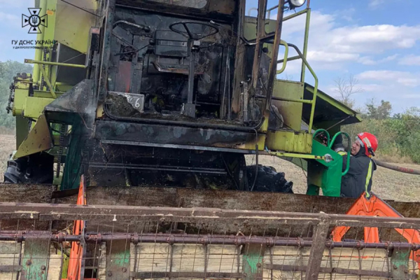 Другий за сезон: на Криворіжжі під час збору урожаю загорівся комбайн1