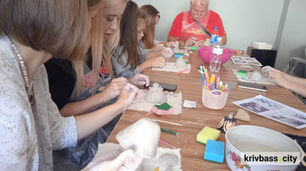 "Дзвоники Перемоги": у Кривому Розі провели майстер-клас з виготовлення глиняних виробів