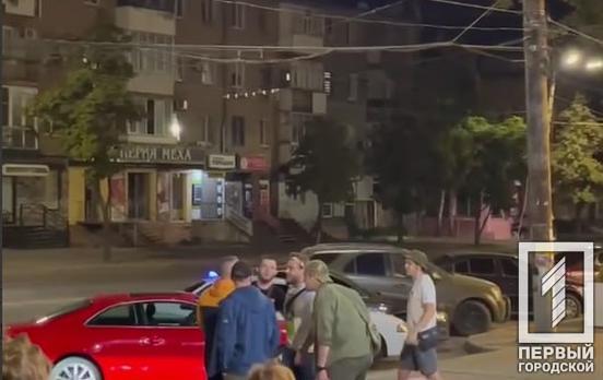 Гучно лаялися та розпускали руки: поліція Кривого Рогу встановила учасників бійки у Металургійному районі міста