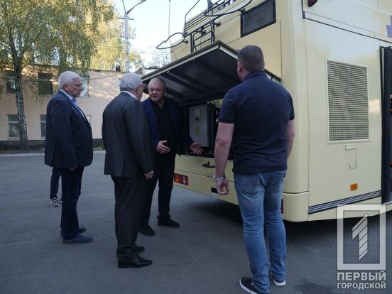 Ю. Вілкул: Навіть в складних умовах воєнного стану у Кривому Розі, коштом міського бюджету продовжується модернізація  муніципального електротранспорту. Окрім 10 нових сучасних автобусів на маршрути міста цього року вийшло вже 8 капітально оновлених тролейбусів – це на 90% нові машини. До кінця року зробимо ще 41