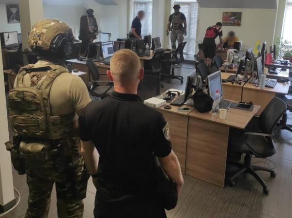 Кіберполіцейські припинили діяльність шахрайського саll-центру у Кривому Розі0