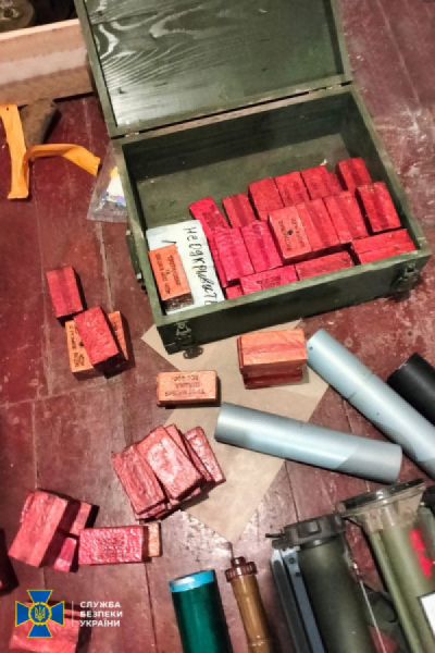 На Дніпропетровщині та Херсонщині знайшли схрони зі зброєю рашистів4