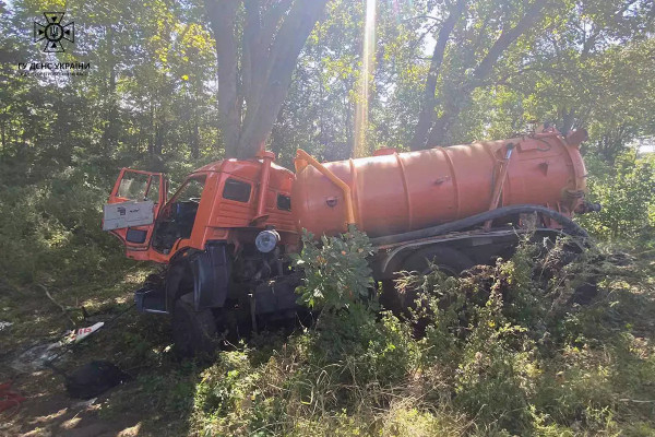 На трасі Кривий Ріг-Дніпро сталась ДТП: пасажира з кабіни діставали рятувальники0