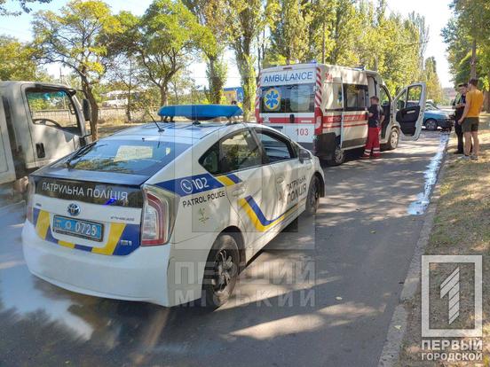 Не розминулися лівими боками: у Кривому Розі поблизу бульвару Маршала Василевського зіштовхнулися ВАЗ та Fiat, є постраждалі2