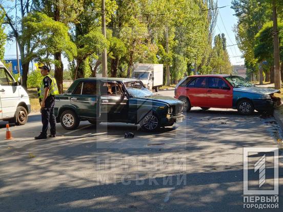 Не розминулися лівими боками: у Кривому Розі поблизу бульвару Маршала Василевського зіштовхнулися ВАЗ та Fiat, є постраждалі6