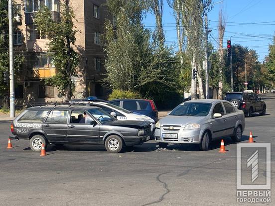 Невдалий маневр на перехресті: у Довгинцівському районі Кривого Рогу зіштовхнулися два легковики2