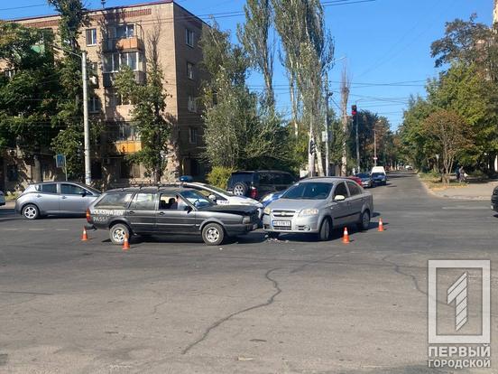 Невдалий маневр на перехресті: у Довгинцівському районі Кривого Рогу зіштовхнулися два легковики1