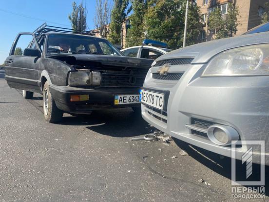 Невдалий маневр на перехресті: у Довгинцівському районі Кривого Рогу зіштовхнулися два легковики3