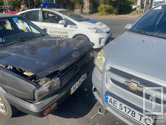 Невдалий маневр на перехресті: у Довгинцівському районі Кривого Рогу зіштовхнулися два легковики4