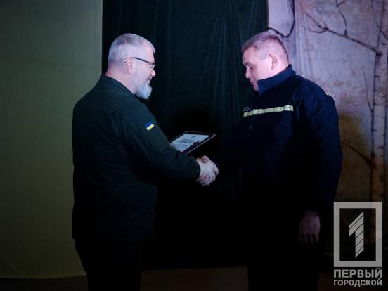 О. Вілкул: «У найскладніших умовах наші рятувальники чітко та злагоджено, часто ризикуючи власним життям, виконують свою роботу. Велика вам за це подяка від криворіжців! Місто, Рада оборони завжди поряд з нашими героями»8