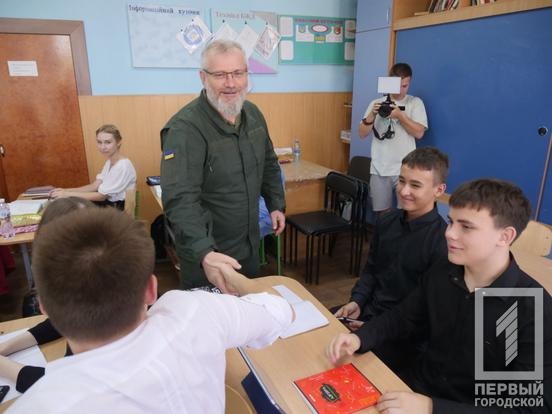 О. Вілкул: Завдяки проведеній комплексній підготовчій роботі зараз освітній процес у 129-ти школах міста проходить стабільно – заняття проходять як онлайн, так і за згодою батьків діти відвідують офлайн-консультації. На першому місці безпека дітей та педагогів1