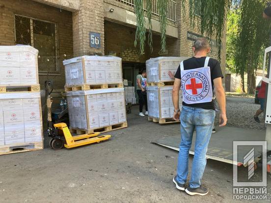 «Потреба в руках завжди є»: Криворізький осередок Товариства Червоного хреста отримав значний гуманітарний вантаж для ВПО2