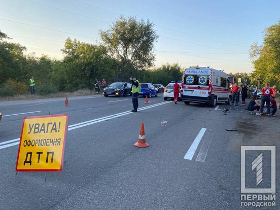 У Кривому Розі Audi протаранила тролейбус: водій загинув на місці, трьох постраждалих – ушпиталили4
