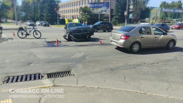 У Кривому Розі біля міськвиконкому зіштовхнулись дві автівки8