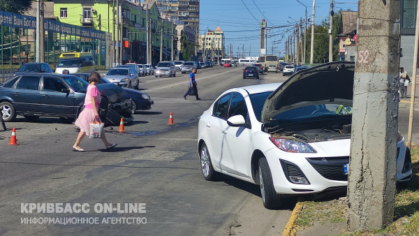 У Кривому Розі біля міськвиконкому зіштовхнулись дві автівки3