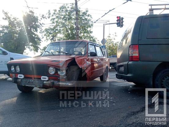 У Кривому Розі через ДТП з ВАЗ та Mercedes постраждала вагітна жінка2