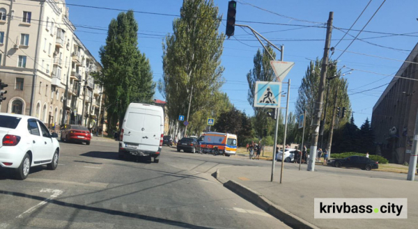У Кривому Розі на перехресті зіштовхнулись дві автівки: що відомо про постраждалих1