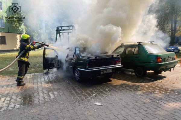 У Кривому Розі на тимчасовій зупинці горіли дві машини1