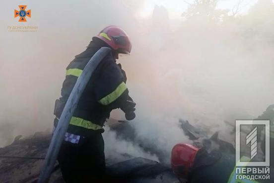 У Кривому Розі вогнеборці гасили пожежу у господарчих спорудах1