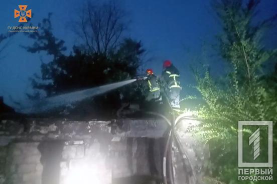 У Кривому Розі вогнеборці гасили пожежу у господарчих спорудах2