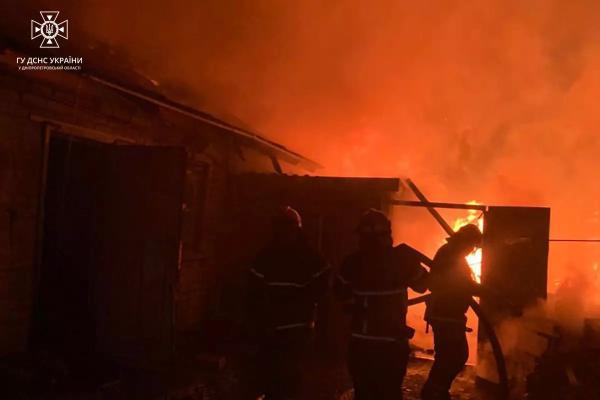 У Криворізькому районі палало приватне домоволодіння, вогонь знищив майно та господарчу споруду