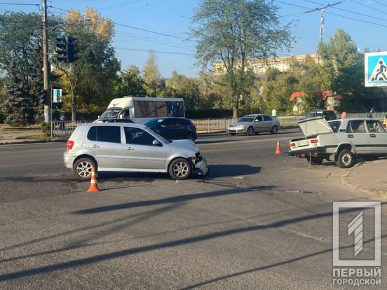 Водійку засліпило сонце: у Кривому Розі дорогу не поділили ВАЗ та Volkswagen1
