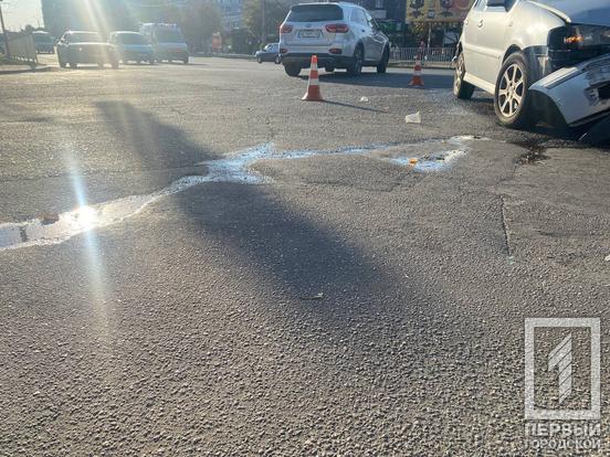 Водійку засліпило сонце: у Кривому Розі дорогу не поділили ВАЗ та Volkswagen3