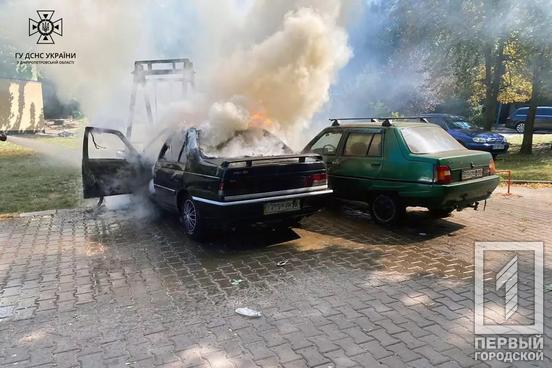 Вогонь з «Peugeot 405» перекинувся на «ЗАЗ 1103 Славута»: у Кривому Розі на стоянці палали 2 легковики, один вигорів майже вщент1
