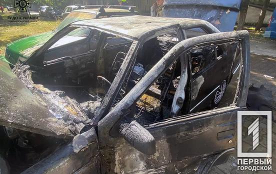 Вогонь з «Peugeot 405» перекинувся на «ЗАЗ 1103 Славута»: у Кривому Розі на стоянці палали 2 легковики, один вигорів майже вщент