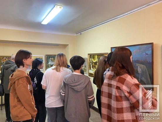 Барвисті портрети, заворожуючі пейзажі та патріотична скульптура з красномовним посилом рф: у Криворізькому державному педагогічному університеті відкрилася виставка робіт викладачів кафедр образотворчого та декоративного мистецтва і дизайну6
