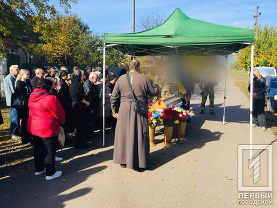 Добрий сім’янин, відповідальна людина та вірний країні боєць: у Кривому Розі поховали  43-річного гранатометника Сергія Мартенса2