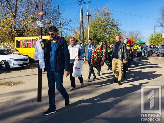 Добрий сім’янин, відповідальна людина та вірний країні боєць: у Кривому Розі поховали  43-річного гранатометника Сергія Мартенса1