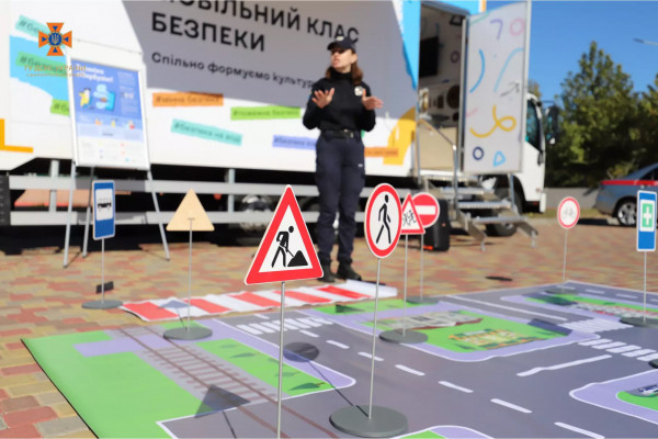 На Дніпропетровщину прибув мобільний клас безпеки від UNICEF Ukraine2