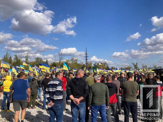 Пішов на фронт заради того, аби його дитина продовжувала жити під прапором вільної України: у Кривому Розі відбулося прощання зі стрілком-снайпером Григорієм Косяком2