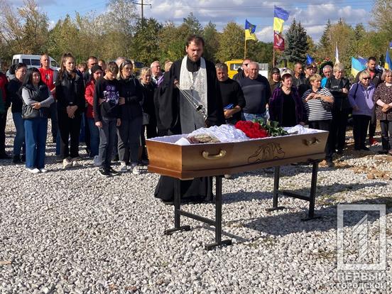 Пішов на фронт заради того, аби його дитина продовжувала жити під прапором вільної України: у Кривому Розі відбулося прощання зі стрілком-снайпером Григорієм Косяком1