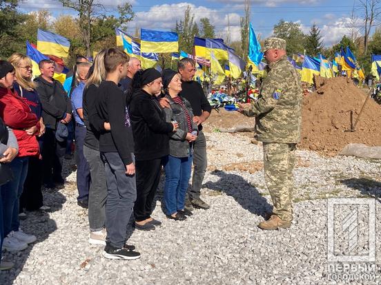 Пішов на фронт заради того, аби його дитина продовжувала жити під прапором вільної України: у Кривому Розі відбулося прощання зі стрілком-снайпером Григорієм Косяком3