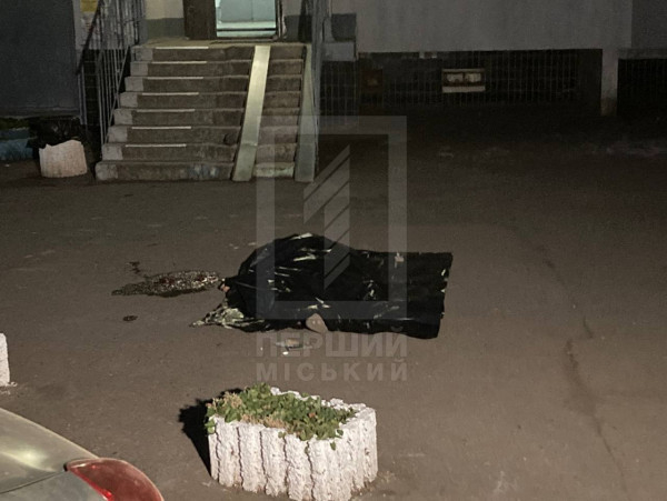У Кривому Розі чоловік вистрибнув з вікна 16-го поверху (фото 18+)1