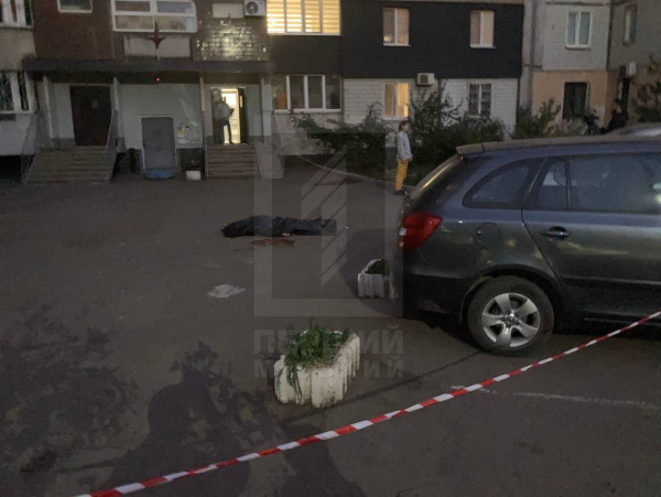 У Кривому Розі чоловік вистрибнув з вікна 16-го поверху (фото 18+)2
