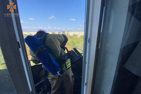 У Кривому Розі горів балкон в багатоповерхівці1