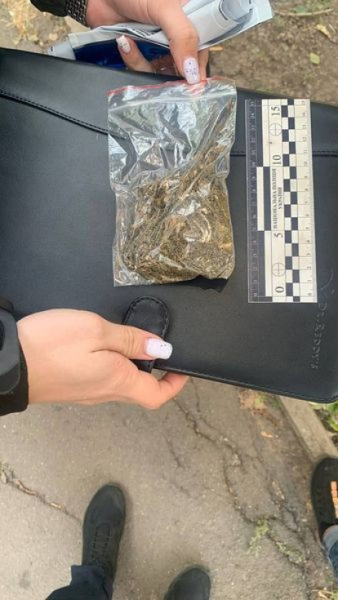 У Кривому Розі правоохоронці затримали жінку з наркотиками1