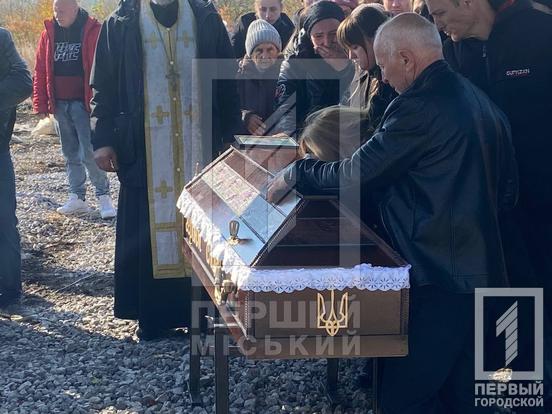 Загинув за місяць до свого дня народження: у Кривому Розі попрощалися з 22-річним тероборонцем Денисом Купінським2