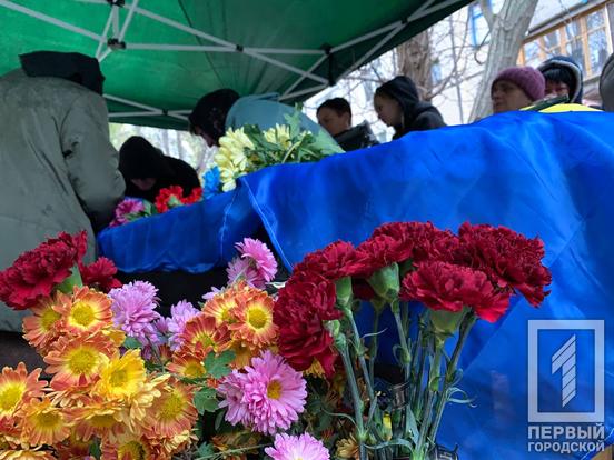 «Його від інших відрізняло співчуття, адже він завжди приходив на допомогу»: у Кривому Розі місце вічного спочинку знайшов 36-річний Герой Віталій Попов5