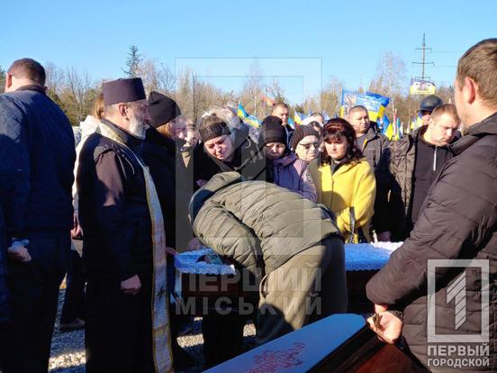 У Кривому Розі провели у вічність 30-річного військового Євгена Співака7