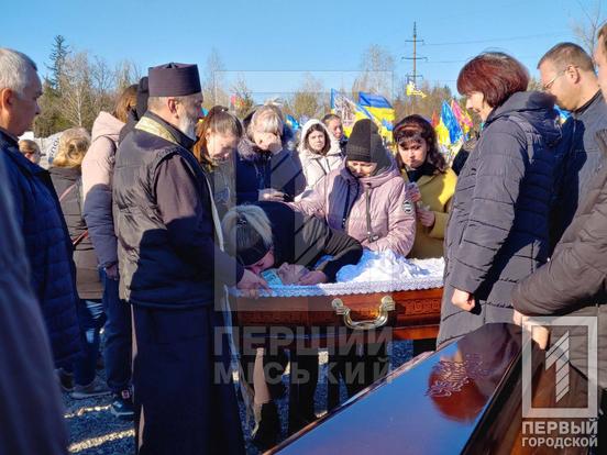 У Кривому Розі провели у вічність 30-річного військового Євгена Співака6