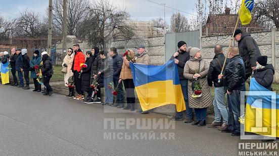 Був надійною підтримкою для інших: у Кривому Розі живим коридором провели в останню путь воїна Володимира Антонова7