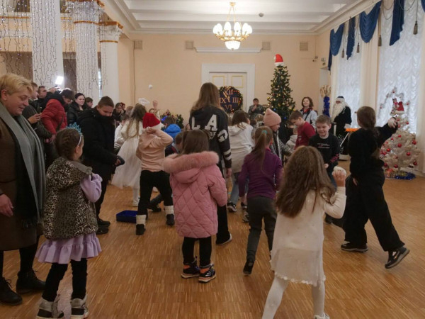 О. Вілкул: Новорічні свята -  час див та позитивних емоцій. Цьогоріч понад 35 тисяч юних криворіжців, яким особливо потрібні увага і турбота, отримають подарунки від міста    5