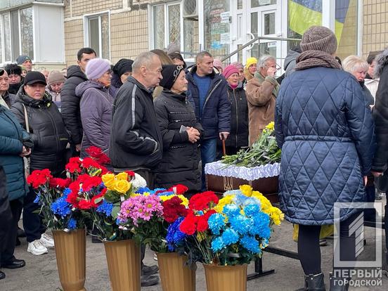 Прикрив собою пораненого побратима: у Кривому Розі останньою земною дорогою серед моря квітів провели захисника Сергія Бондаря1