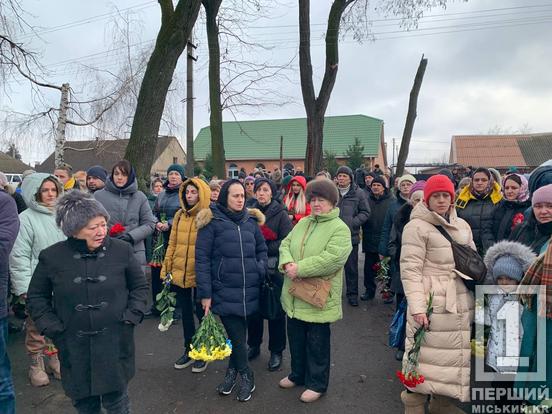 Справжній чоловік та люблячий батько: у Кривому Розі у вічність провели солдата Олександра Харченка5